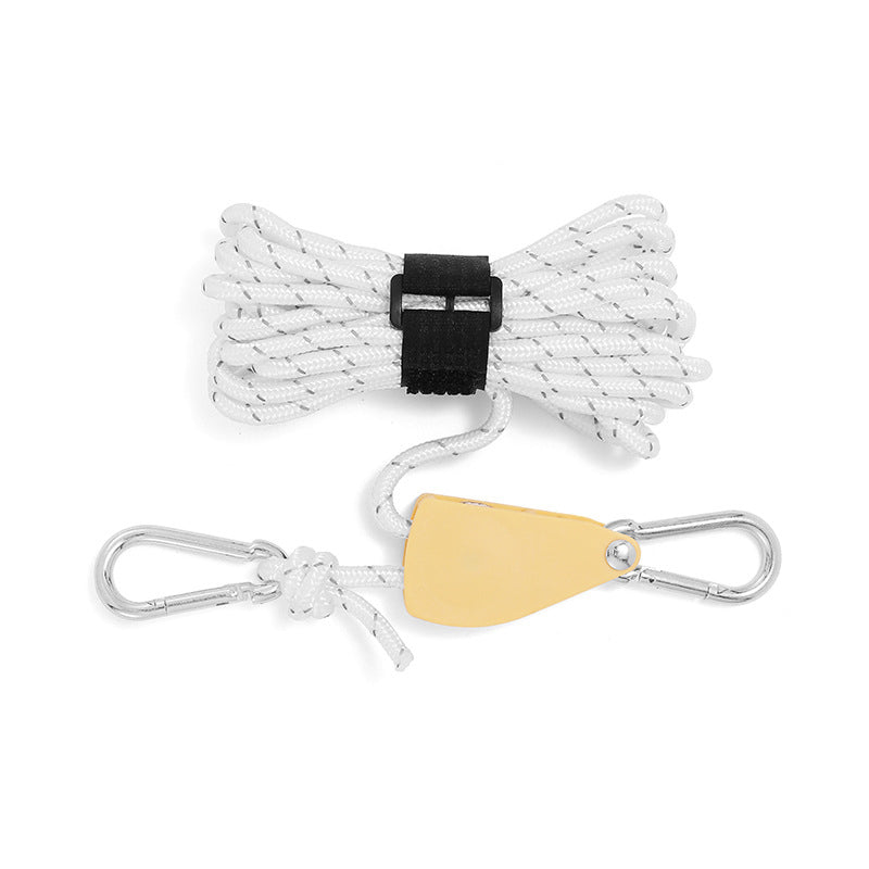 Portabel justerbar fixeringsrep, svart med reflextråd, inkluderar karbinhakar; idealiskt för camping- och utomhusbruk.