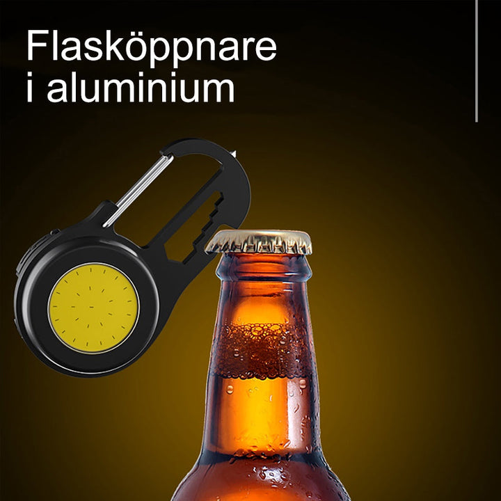"Portabel mini LED ficklampa, kompakt design, i aluminium med stark belysning, idealisk för utomhusäventyr."