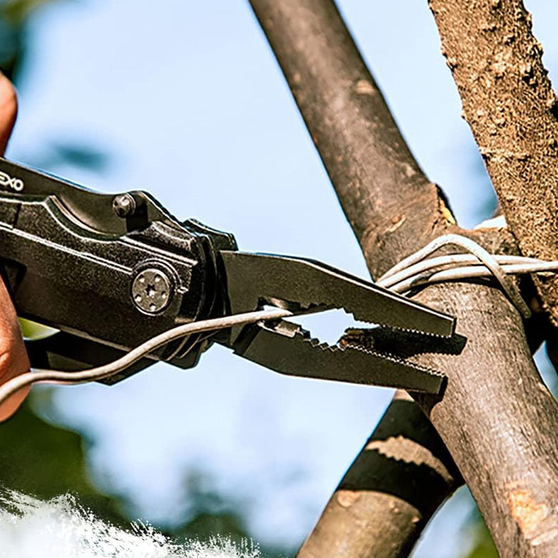 Portabel multifunktionell fällkniv av hållbart stål, kompakt design, ergonomiskt grepp, verktyg för utomhusäventyr.