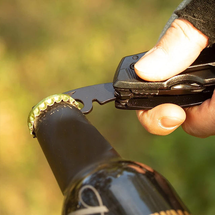 Portabel multifunktionell fällkniv av hållbart stål, kompakt design, ergonomiskt grepp, verktyg för utomhusäventyr.