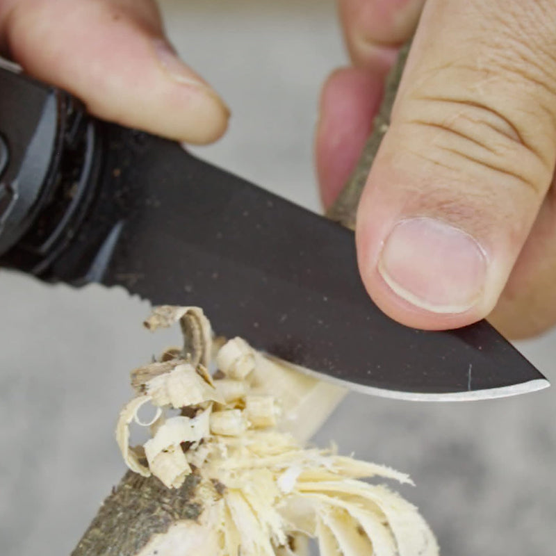 Portabel multifunktionell fällkniv av hållbart stål, kompakt design, ergonomiskt grepp, verktyg för utomhusäventyr.