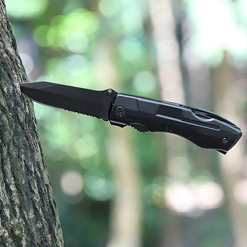 Portabel multifunktionell fällkniv av hållbart stål, kompakt design, ergonomiskt grepp, verktyg för utomhusäventyr.