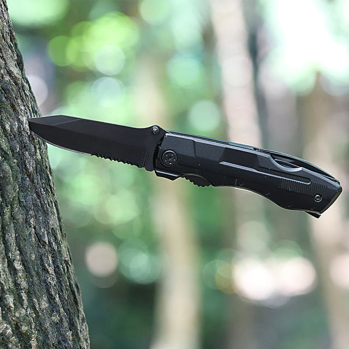 Portabel multifunktionell fällkniv av hållbart stål, kompakt design, ergonomiskt grepp, verktyg för utomhusäventyr.