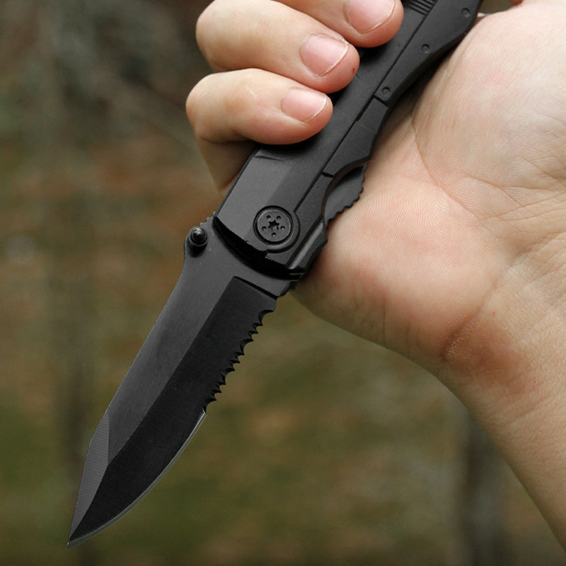 Portabel multifunktionell fällkniv av hållbart stål, kompakt design, ergonomiskt grepp, verktyg för utomhusäventyr.