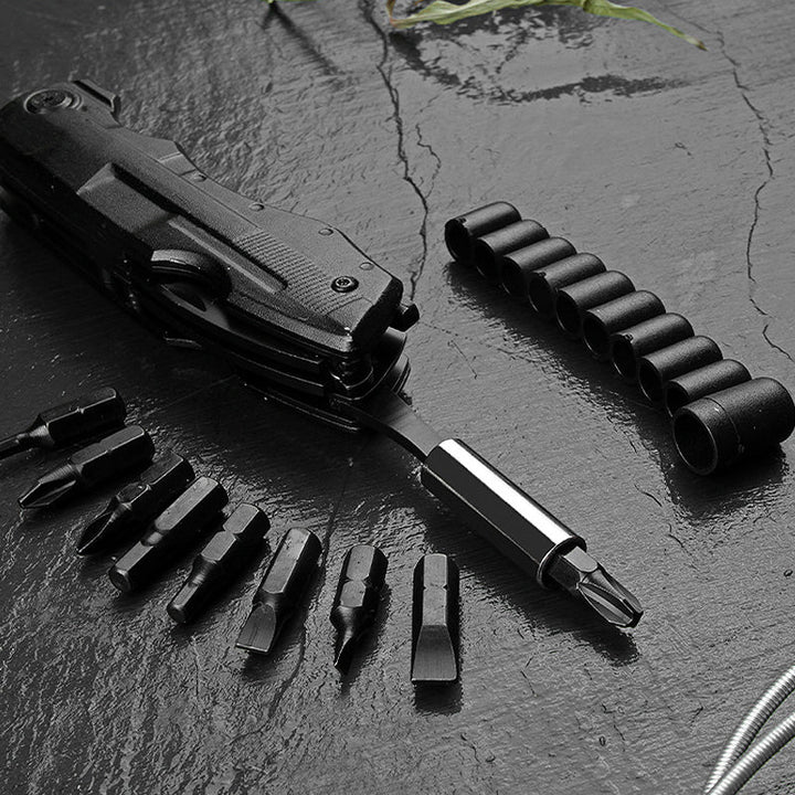 Portabel multifunktionell fällkniv av hållbart stål, kompakt design, ergonomiskt grepp, verktyg för utomhusäventyr.