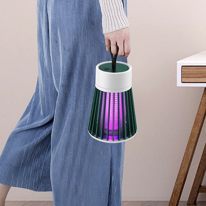 Portabel myggdödarlampa med USB-laddning, säker design, kompakta vita detaljer mot grå bakgrund, bekämpar insekter.