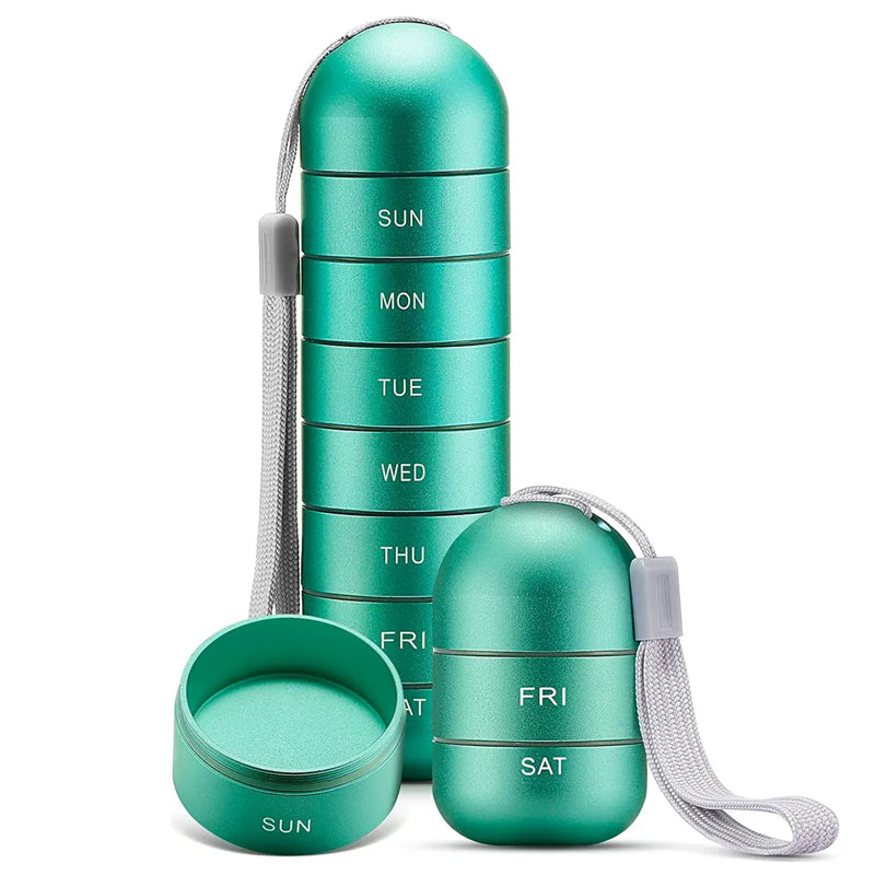 "Portabel pillerask med 7 fack i metallisk finish, vattentät design, perfekt för resor och medicinsk organisering."