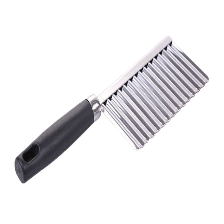 "Potatisskärare i rostfritt stål med vågdesign, skapar dekorativa vågskärningar, perfekt för vackra matpresentationer."