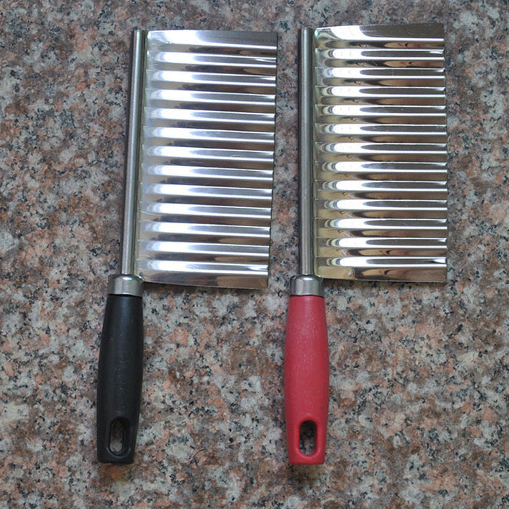 "Potatisskärare i rostfritt stål med vågdesign, skapar dekorativa vågskärningar, perfekt för vackra matpresentationer."