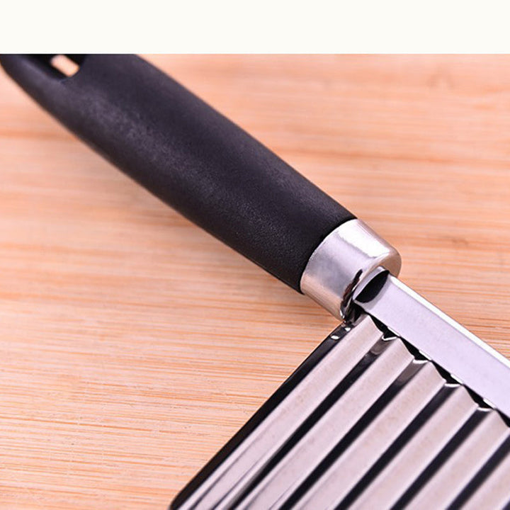 "Potatisskärare i rostfritt stål med vågdesign, skapar dekorativa vågskärningar, perfekt för vackra matpresentationer."