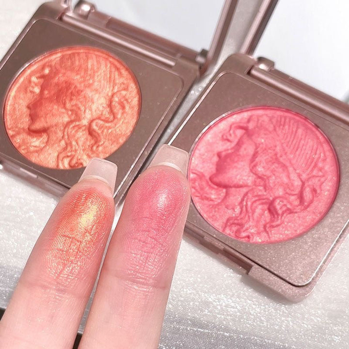 "Präglad puderrougepalett med naturlig glöd, elegant design, subtil skimmer och nyanser rosa till apelsin för alla hudtoner."