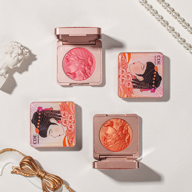 "Präglad puderrougepalett med naturlig glöd, elegant design, subtil skimmer och nyanser rosa till apelsin för alla hudtoner."