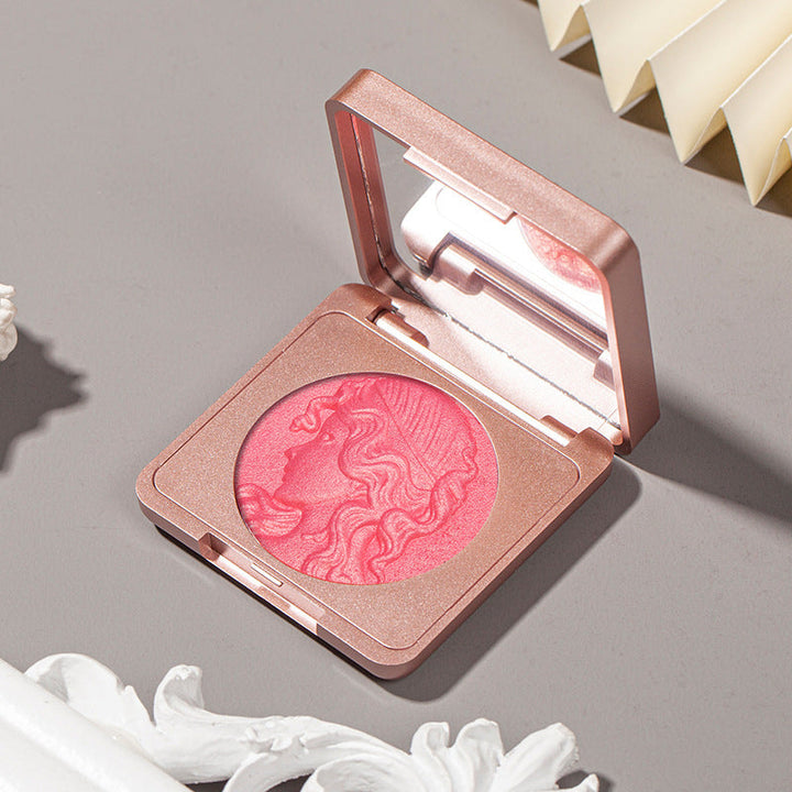 "Präglad puderrougepalett med naturlig glöd, elegant design, subtil skimmer och nyanser rosa till apelsin för alla hudtoner."