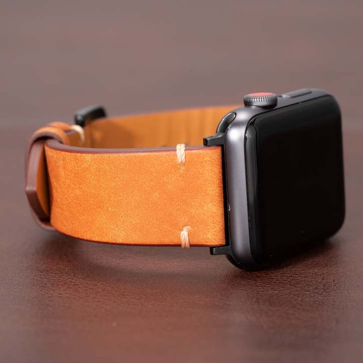 Apple Watch läderrem med svart hårdvara, premium italienskt läder för tidlös stil.