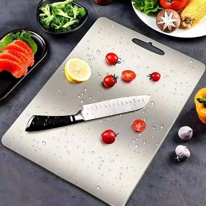 Elegant silvrig skärbräda i rostfritt stål på köksbänk, redo för matlagning och effektiv matprepp.