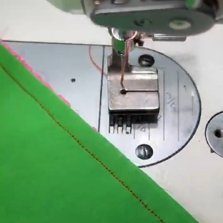 "Pressarfot för rörsymaskin, metallic finish, passar industrisymaskiner. Skapar professionella volanger enkelt och vackert."