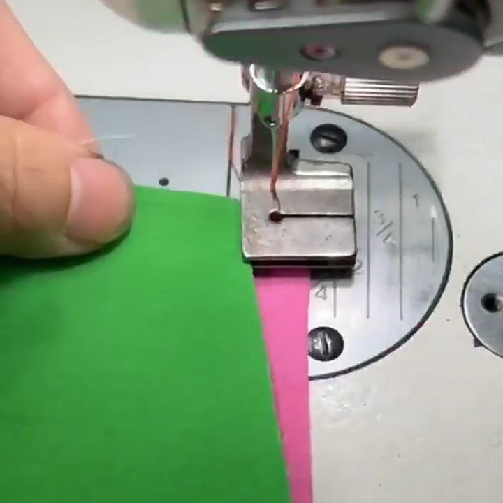 "Pressarfot för rörsymaskin, metallic finish, passar industrisymaskiner. Skapar professionella volanger enkelt och vackert."