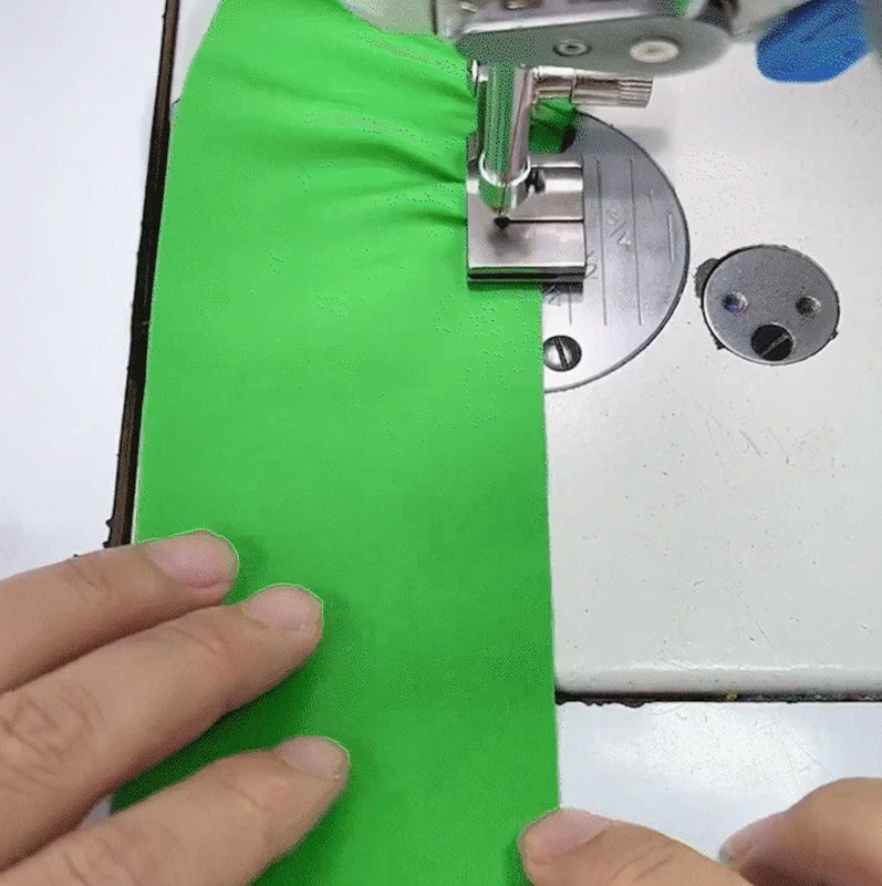 "Pressarfot för rörsymaskin, metallic finish, passar industrisymaskiner. Skapar professionella volanger enkelt och vackert."