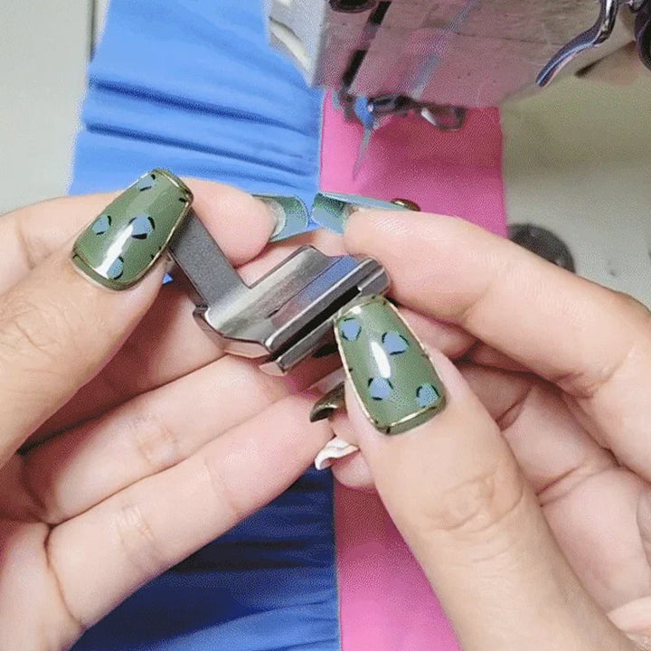 "Pressarfot för rörsymaskin, metallic finish, passar industrisymaskiner. Skapar professionella volanger enkelt och vackert."