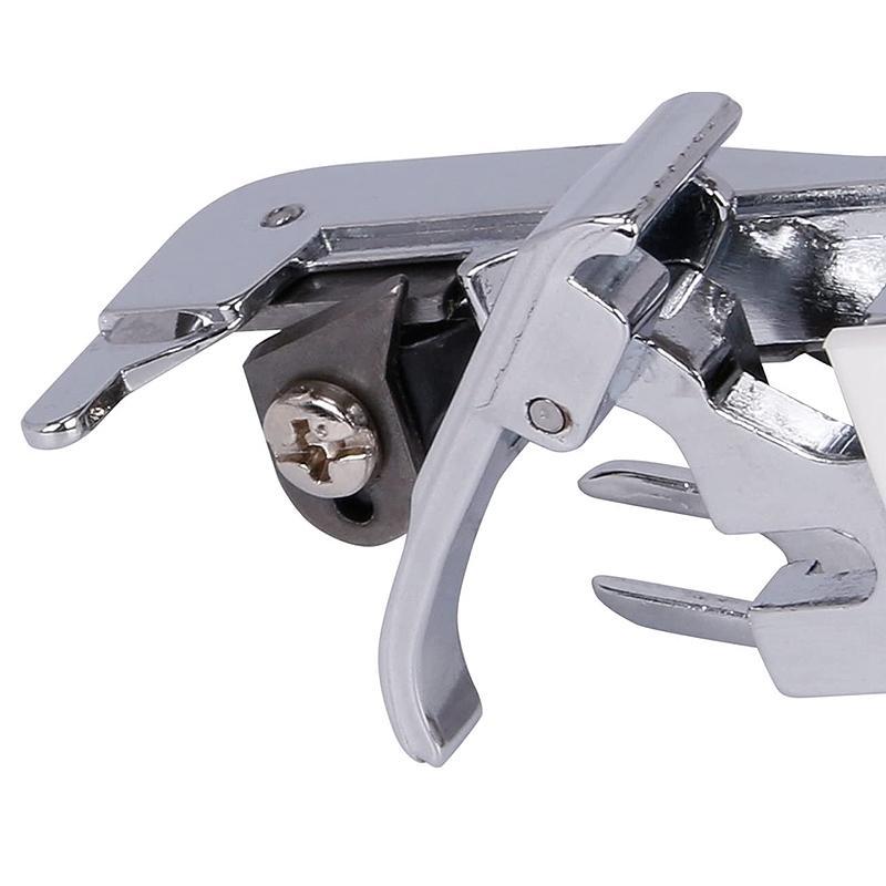 "Pressarfot Överlock i rostfritt stål och plast, enkel och effektiv för symaskin. Passar de flesta märken, silver och vit."