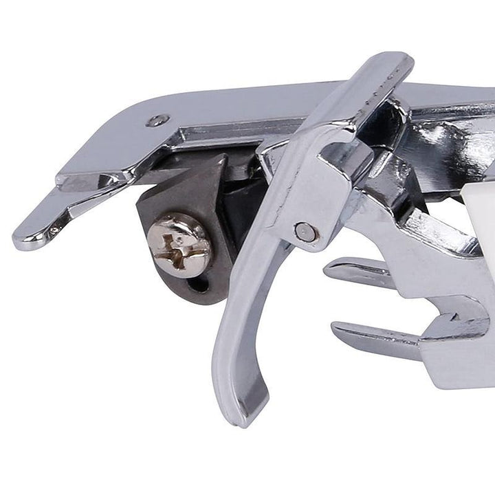 "Pressarfot Överlock i rostfritt stål och plast, enkel och effektiv för symaskin. Passar de flesta märken, silver och vit."