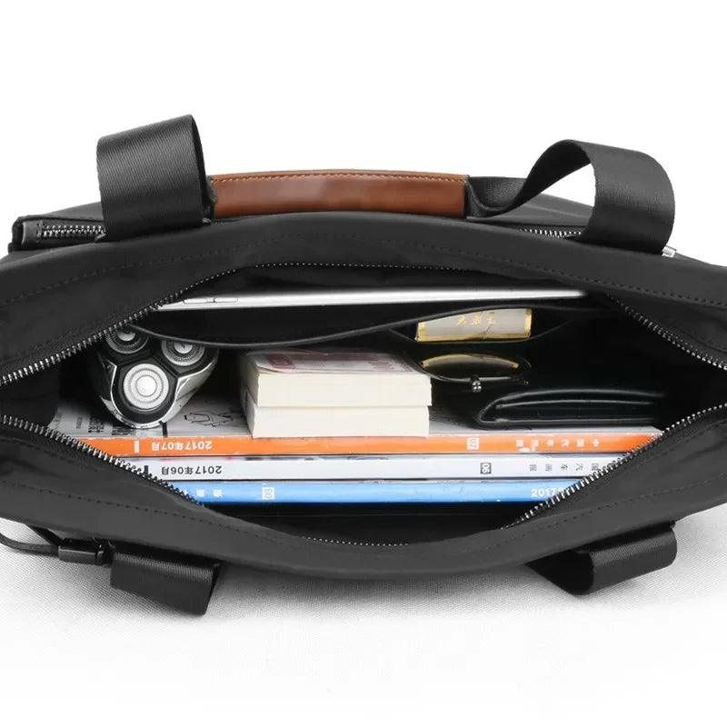 Elegant OxfordCarry professionell laptopväska för herr/dam. Designad för 15.6" dator och affärsdokument.