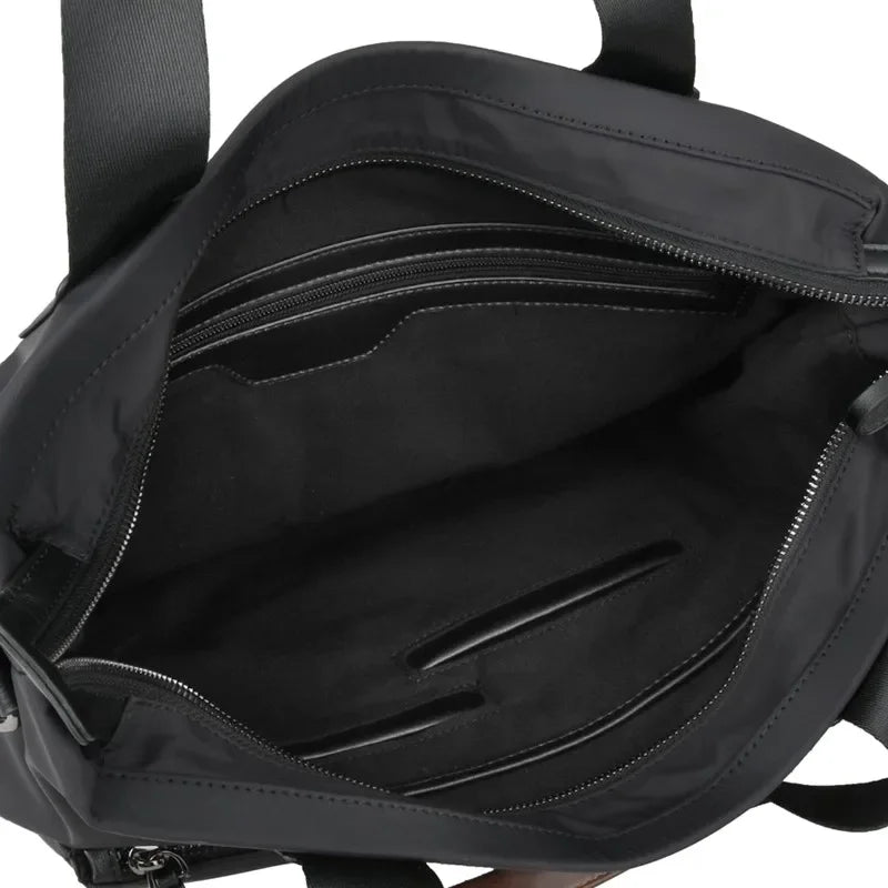 Mångsidig OxfordCarry arbetsväska för 15.6" laptop. Idealisk för pendling och affärsresor med stil och funktion.