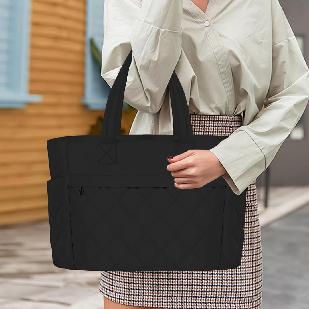 Öppen Selvara laptopväska, fackindelad för organiserad förvaring av tillbehör och laptop.