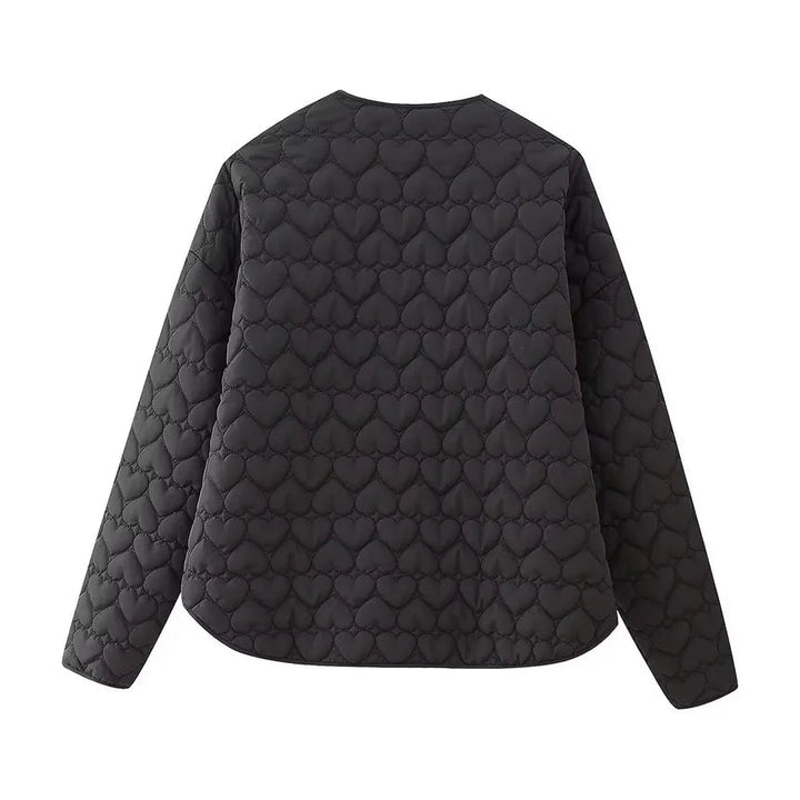Snygg svart damjacka med unikt hjärtmönster, quiltad design, idealisk för höstmode.