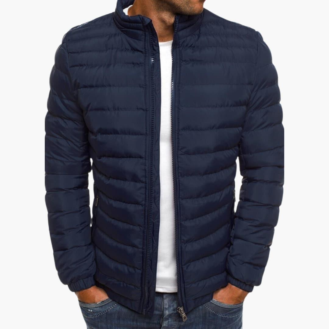 Snygg quiltad herrjacka med praktiska fickor, idealisk som höstjacka och lätt vinterjacka för herr.