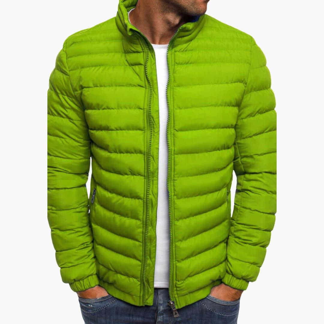 Trendig quiltad herrjacka, ett måste för herr mode. Mångsidig jacka med fickor för en stilren look.