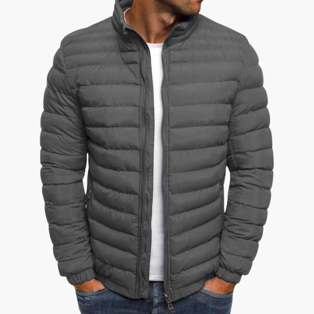 Herrjacka quiltad i klassisk design, slitstarka ytterkläder med praktiska fickor för vardag. Casual stil.