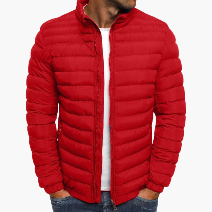 Stilren herrjacka, quiltad med fickor, perfekt som höstjacka eller för mildare vinterdagar. Moderiktig design.
