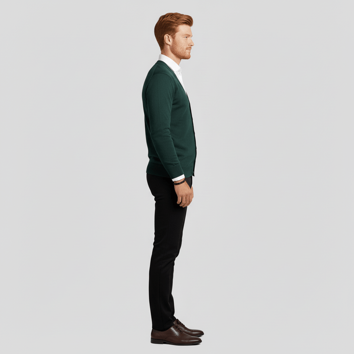 Grön smal herrkofta, lång ärm, skapar en elegant och modern stil.
