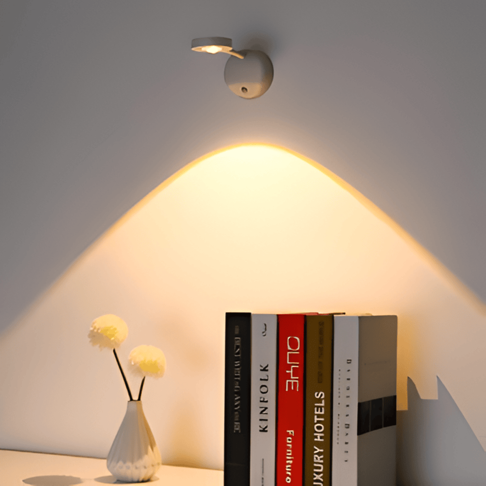 Kompakt LED-vägglampa med rörelsesensor, trådlös design. Perfekt för trapphus eller utomhusentré.