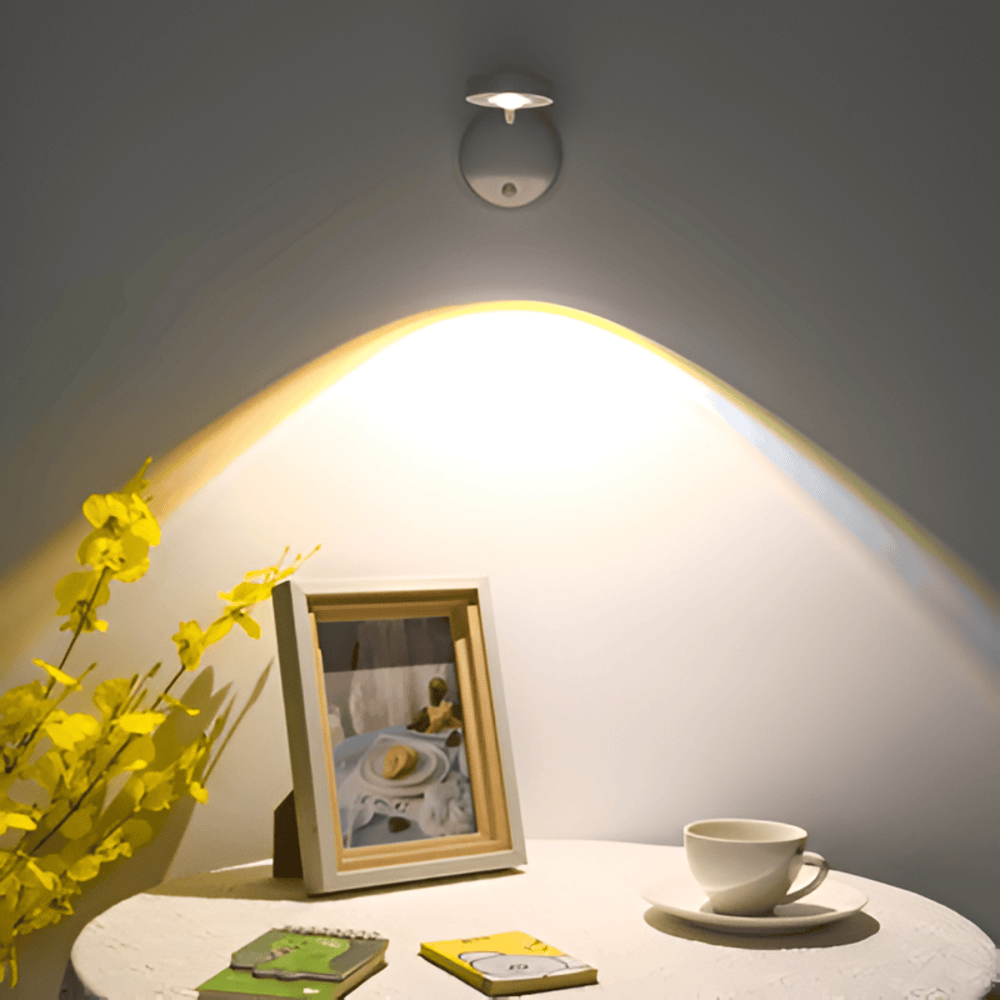 Dimbar LED-spotlight med rörelsesensor för flexibel väggmontering. Trådlös & smart hembelysning.