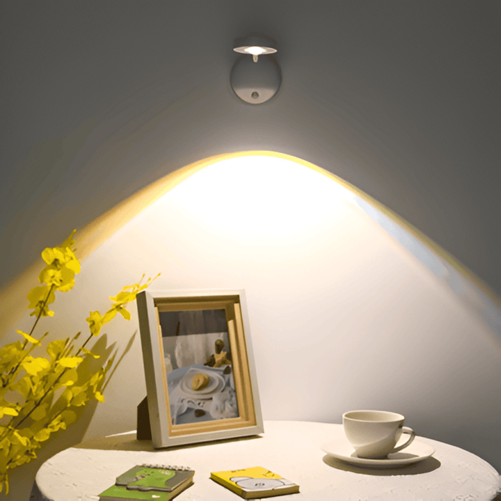 Dimbar LED-spotlight med rörelsesensor för flexibel väggmontering. Trådlös & smart hembelysning.