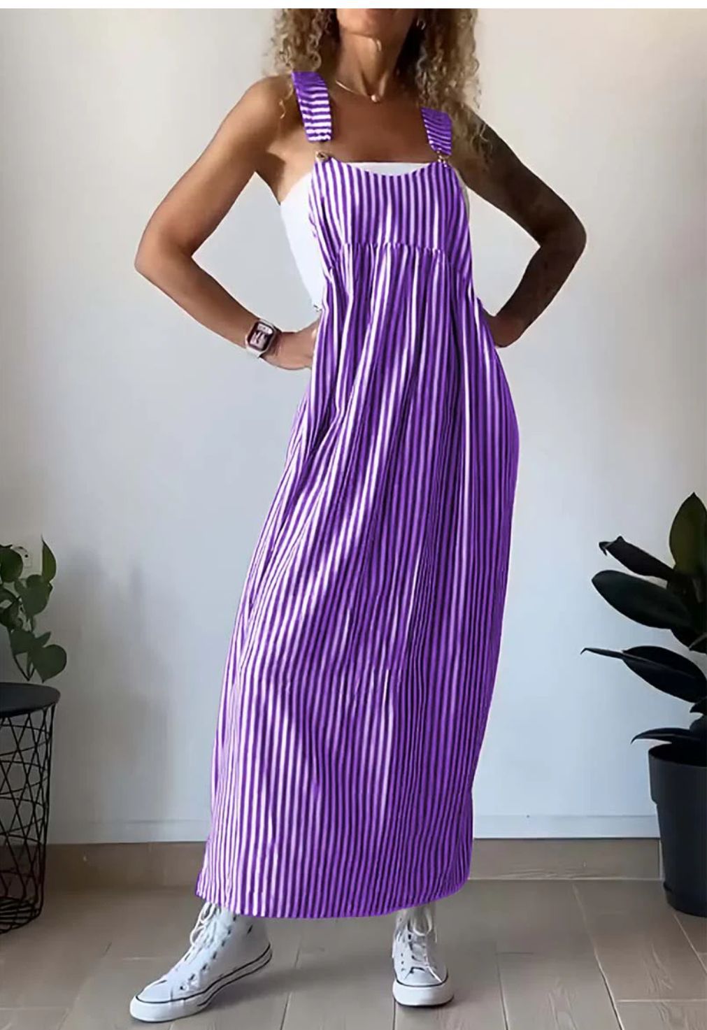 Bekväm randig sommarklänning för kvinnor, avslappnad design, idealisk för varma dagar.