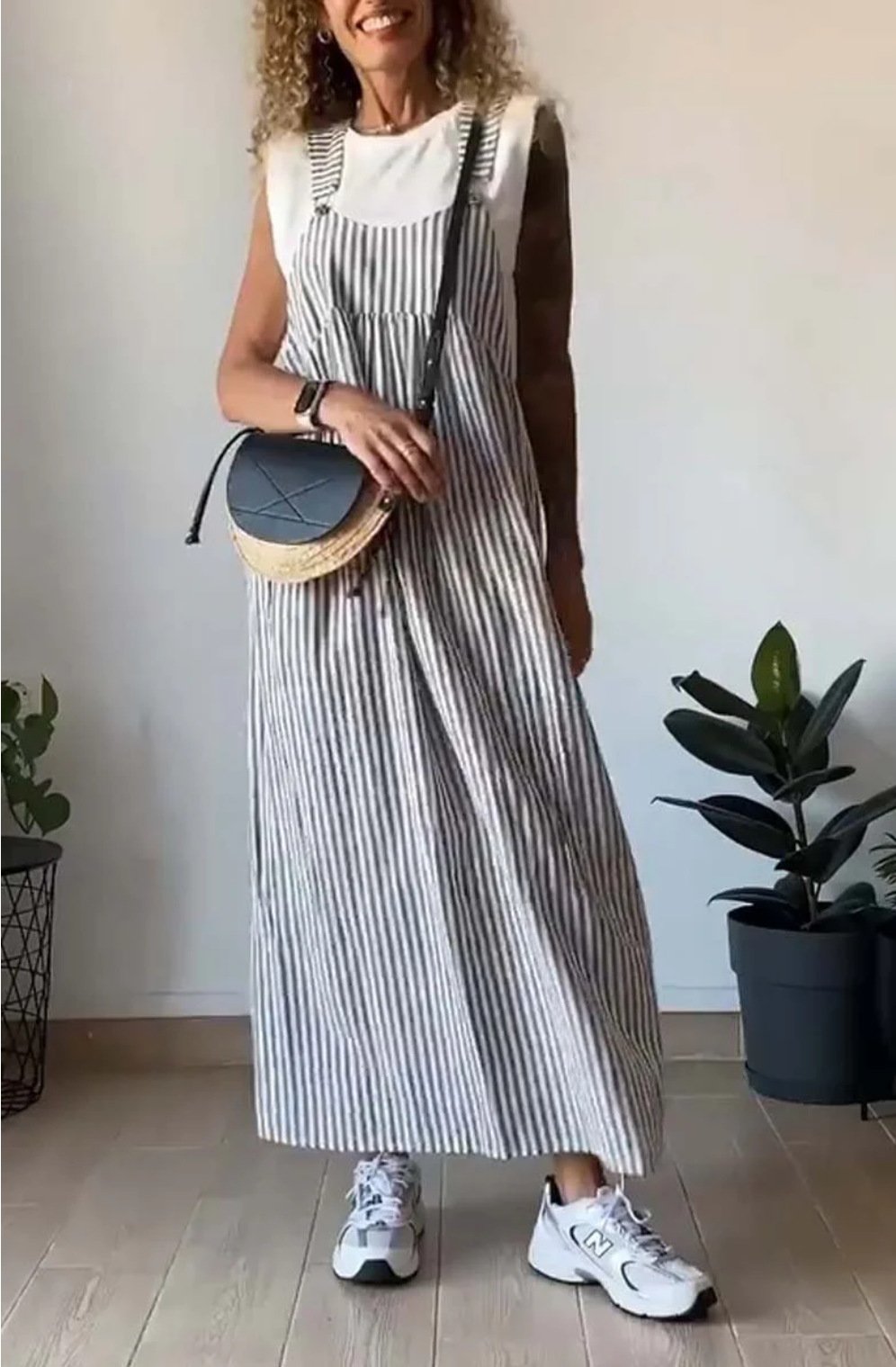 Modestil randig damklänning med avslappnad passform, blommig trend, sommaroutfit.