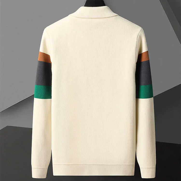 Helkroppsbild av modell som bär randig damkofta med klassisk krage, en del av höstmode.