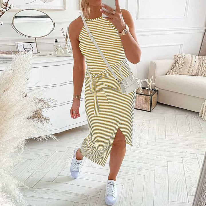Randig, elegant sommarklänning för kvinnor med utsvängd design i livfulla färger, framifrån.