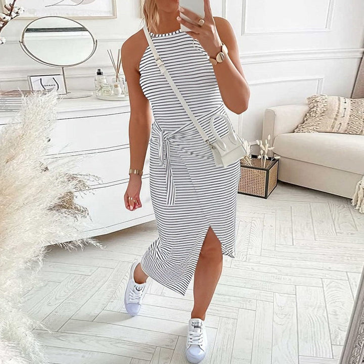 Randig, elegant sommarklänning för kvinnor med utsvängd design i livfulla färger, framifrån.