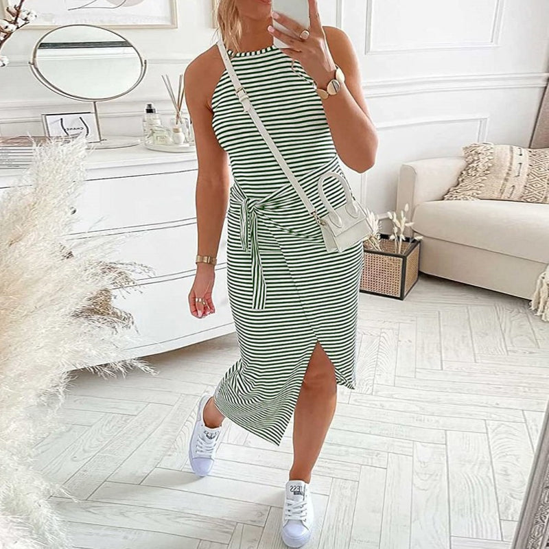 Randig, elegant sommarklänning för kvinnor med utsvängd design i livfulla färger, framifrån.