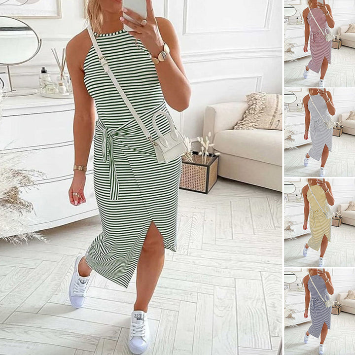 Randig, elegant sommarklänning för kvinnor med utsvängd design i livfulla färger, framifrån.