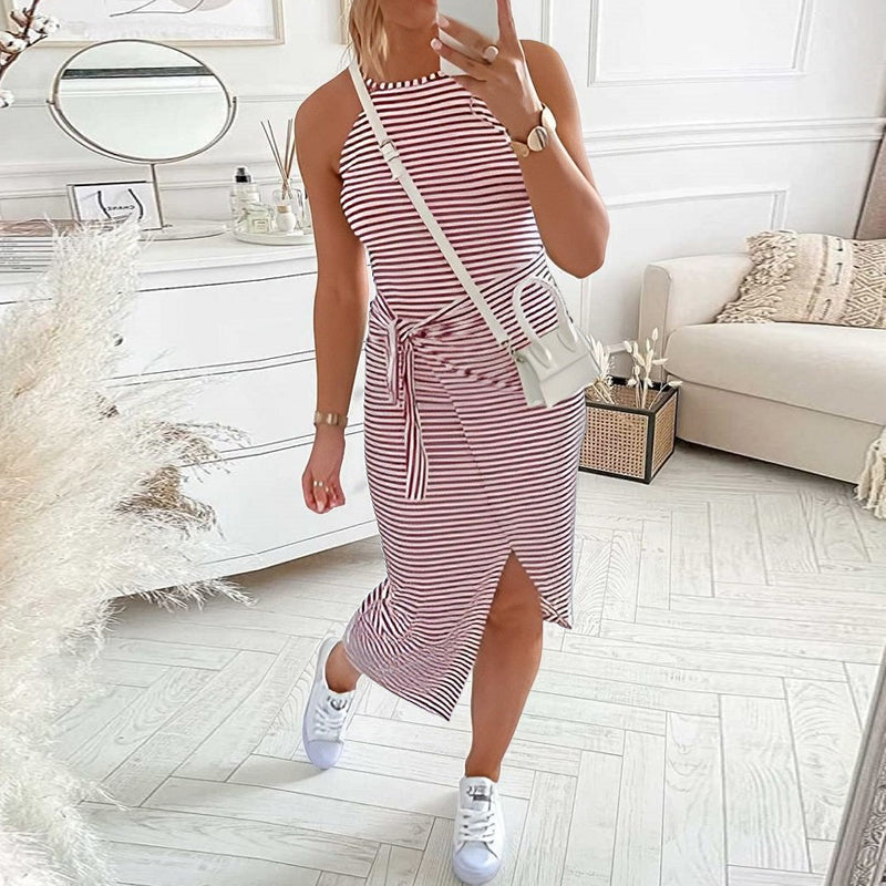 Randig, elegant sommarklänning för kvinnor med utsvängd design i livfulla färger, framifrån.