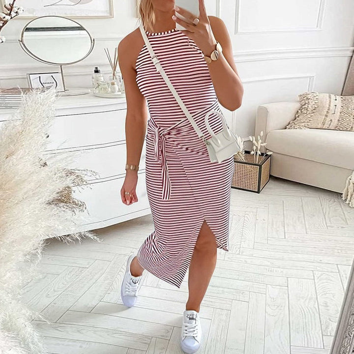 Randig, elegant sommarklänning för kvinnor med utsvängd design i livfulla färger, framifrån.