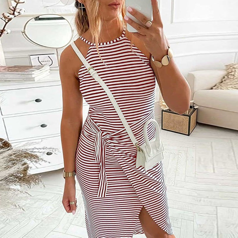 Randig, elegant sommarklänning för kvinnor med utsvängd design i livfulla färger, framifrån.