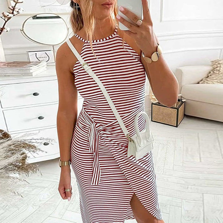 Randig, elegant sommarklänning för kvinnor med utsvängd design i livfulla färger, framifrån.