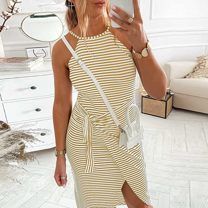 Randig, elegant sommarklänning för kvinnor med utsvängd design i livfulla färger, framifrån.