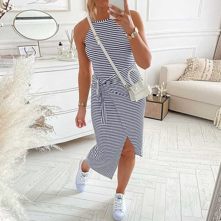 Randig, elegant sommarklänning för kvinnor med utsvängd design i livfulla färger, framifrån.